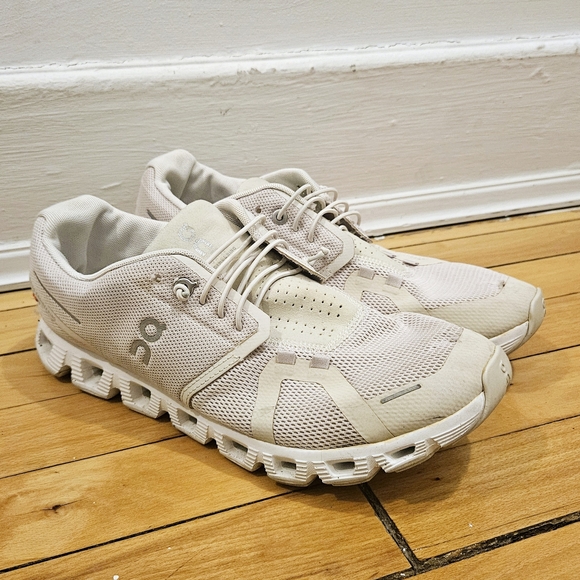 On Running Shoes - On Cloud White Sneakers